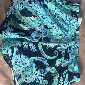 Lilly Putlizer shorts like new.